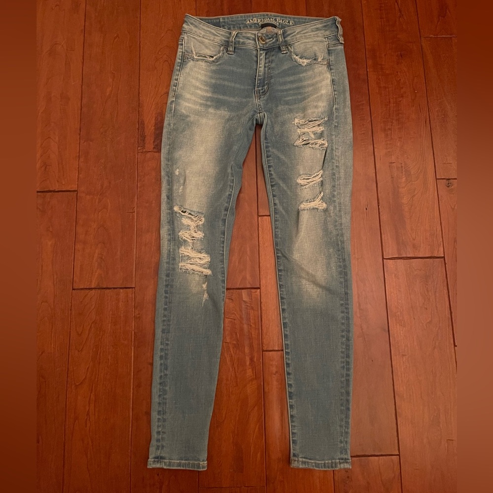 American Eagle light wash skinny jeans